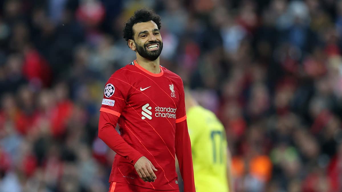Mohamed sala sonríe en pleno juego de la Premier League.