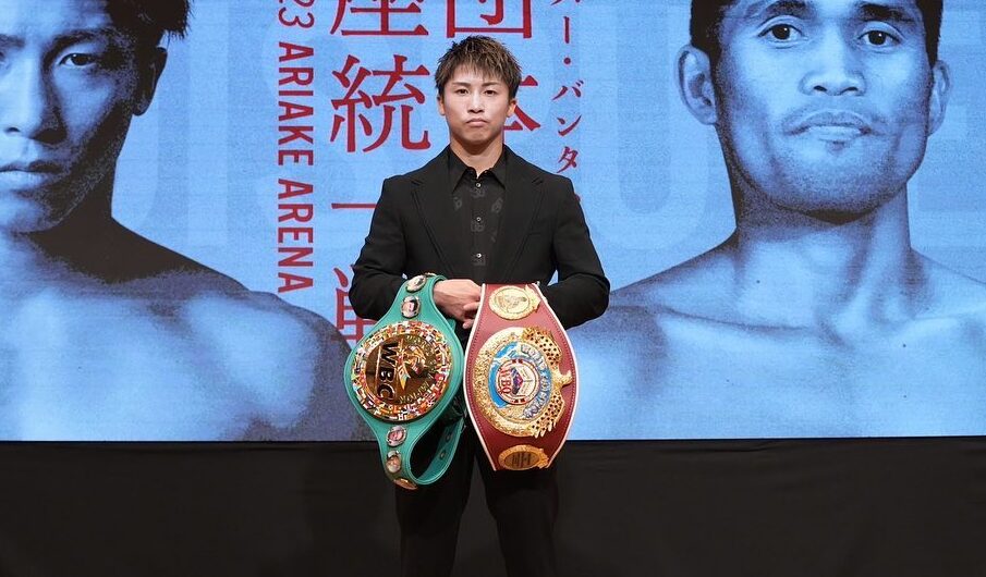 NAOYA INOUE POSA CON SUS CINTURONES