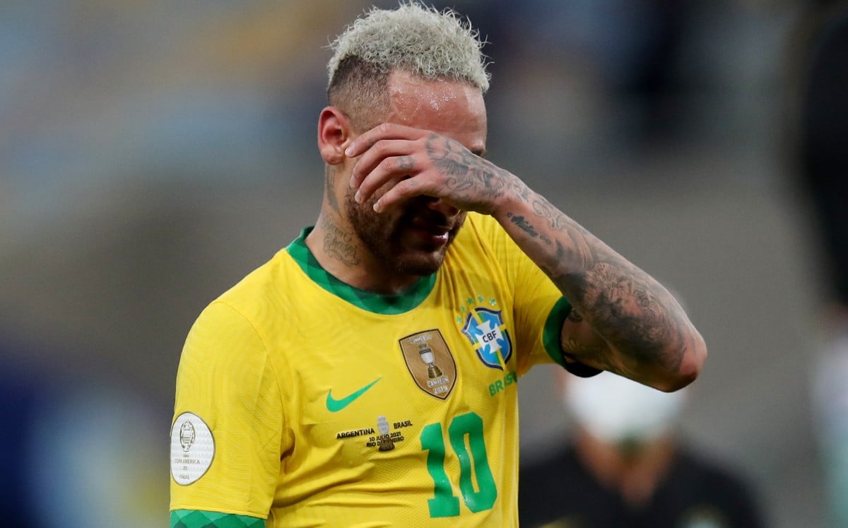 Neymar llora en partido de la selección de Brasil.