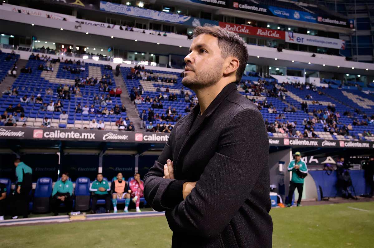 Nicolás Larcamón viendo a la grada en un partido del Club León.