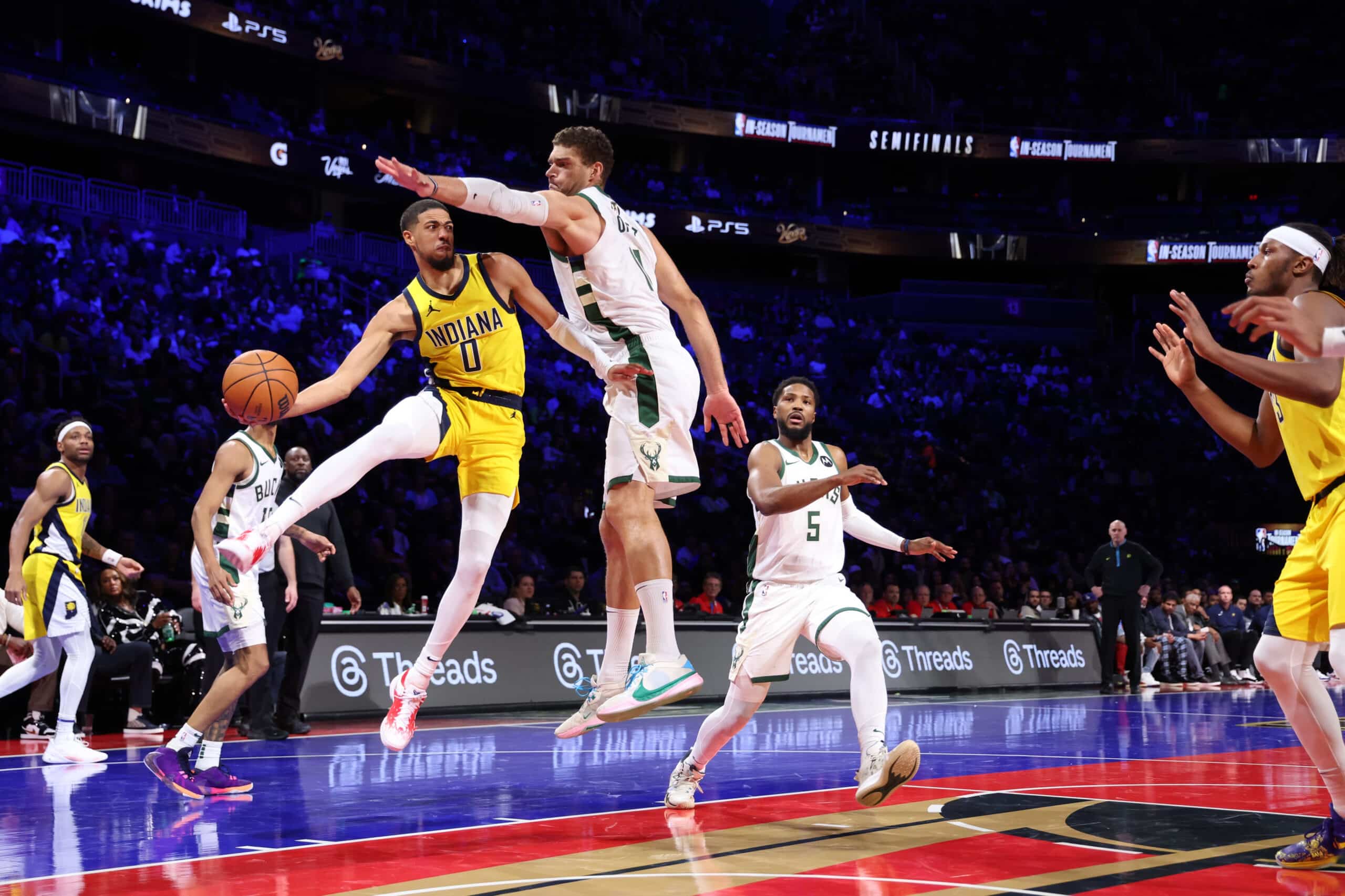 TYRESE HALIBURTON DE LOS PACERS ES DEFENDIDO POR BROOK LÓPEZ DE LOS BUCKS