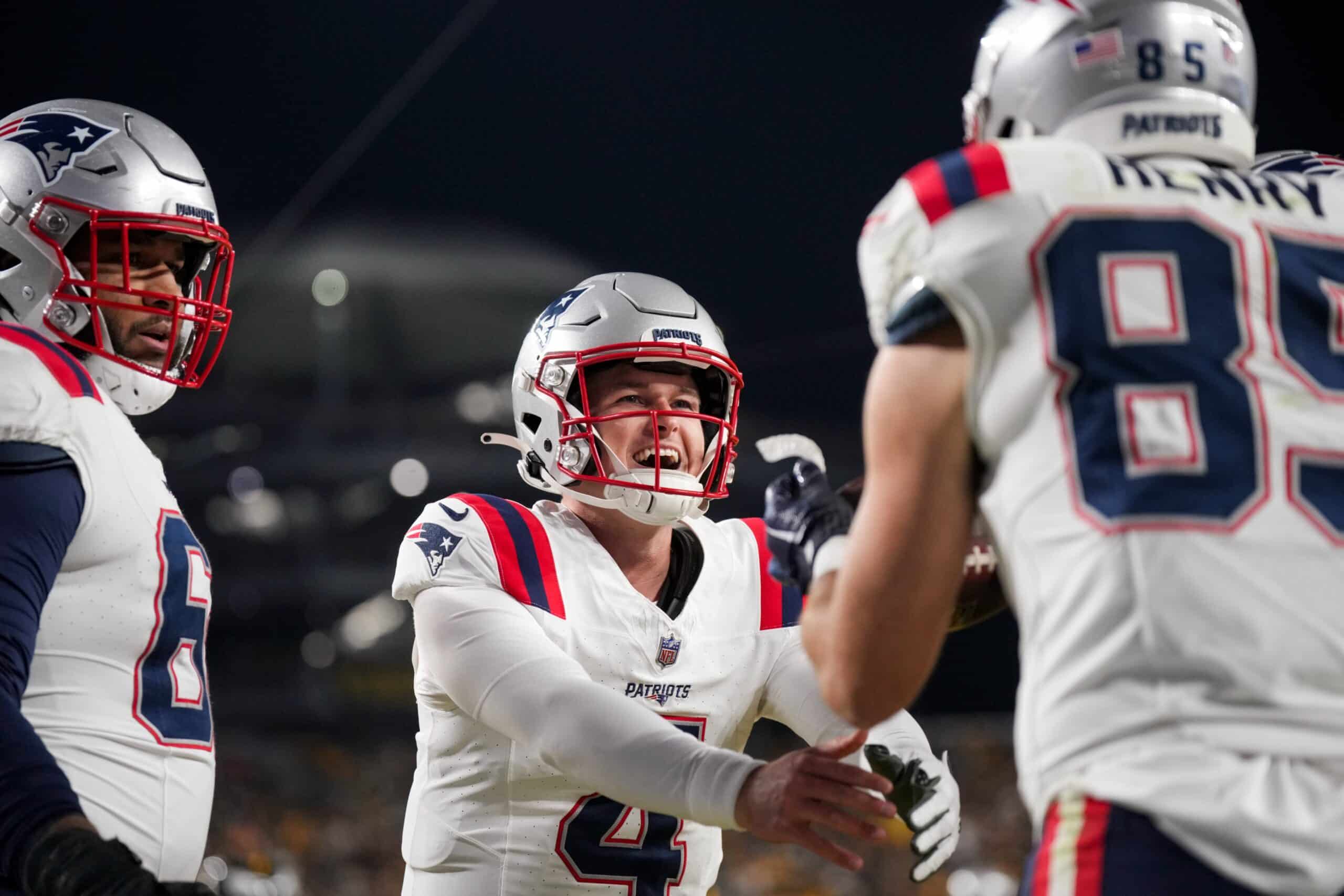 BAILEY ZAPPE FESTEJA EL TRIUNFO DE LOS PATRIOTS CON SUS COMPAÑEROS