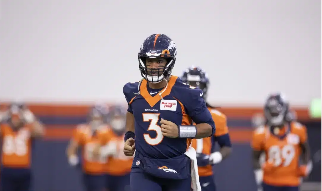 RUSSELL WILSON DURANTE UN ENTRENAMIENTO CON LOS BRONCOS