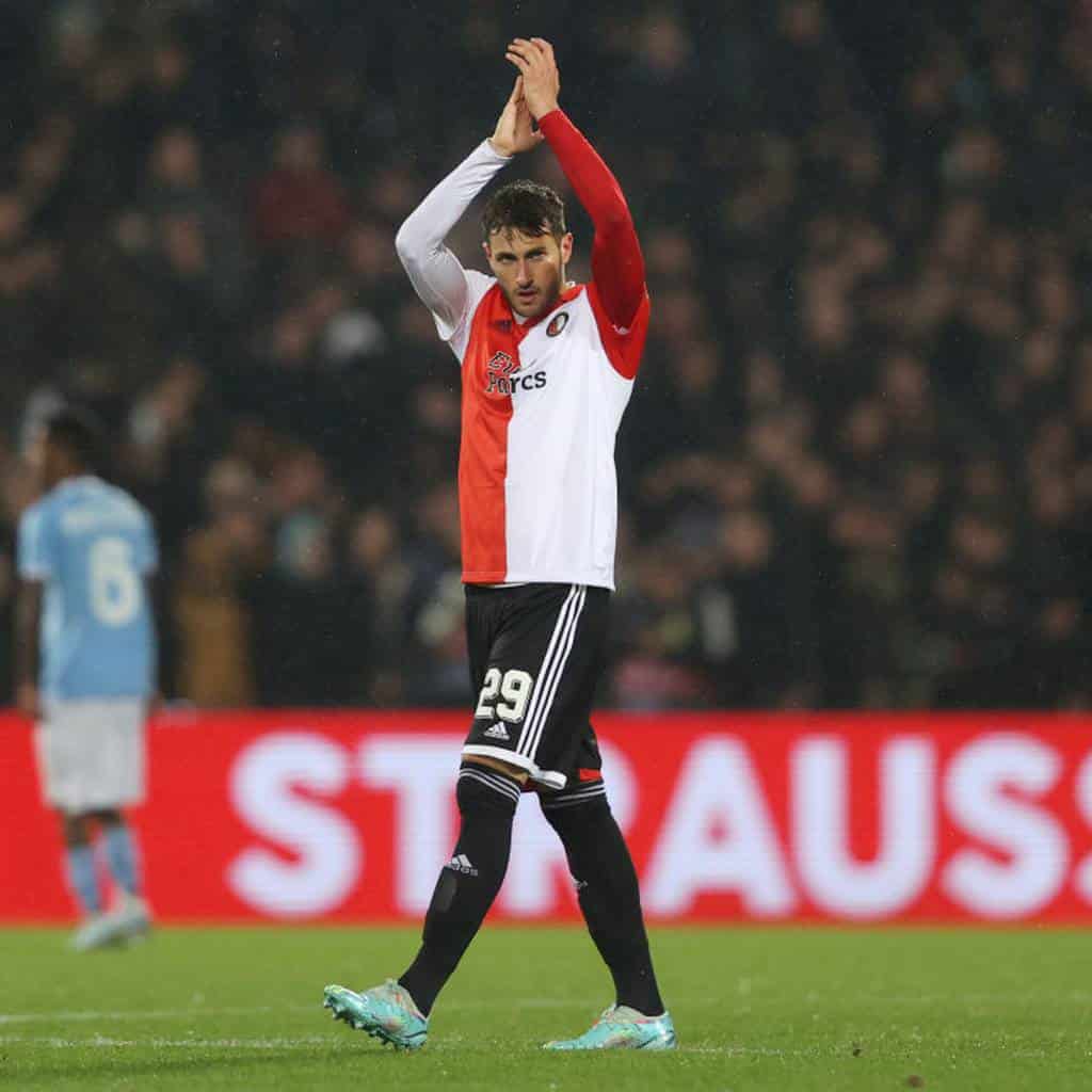Santiago Giménez saluda a los aficionados del Feyenoord.