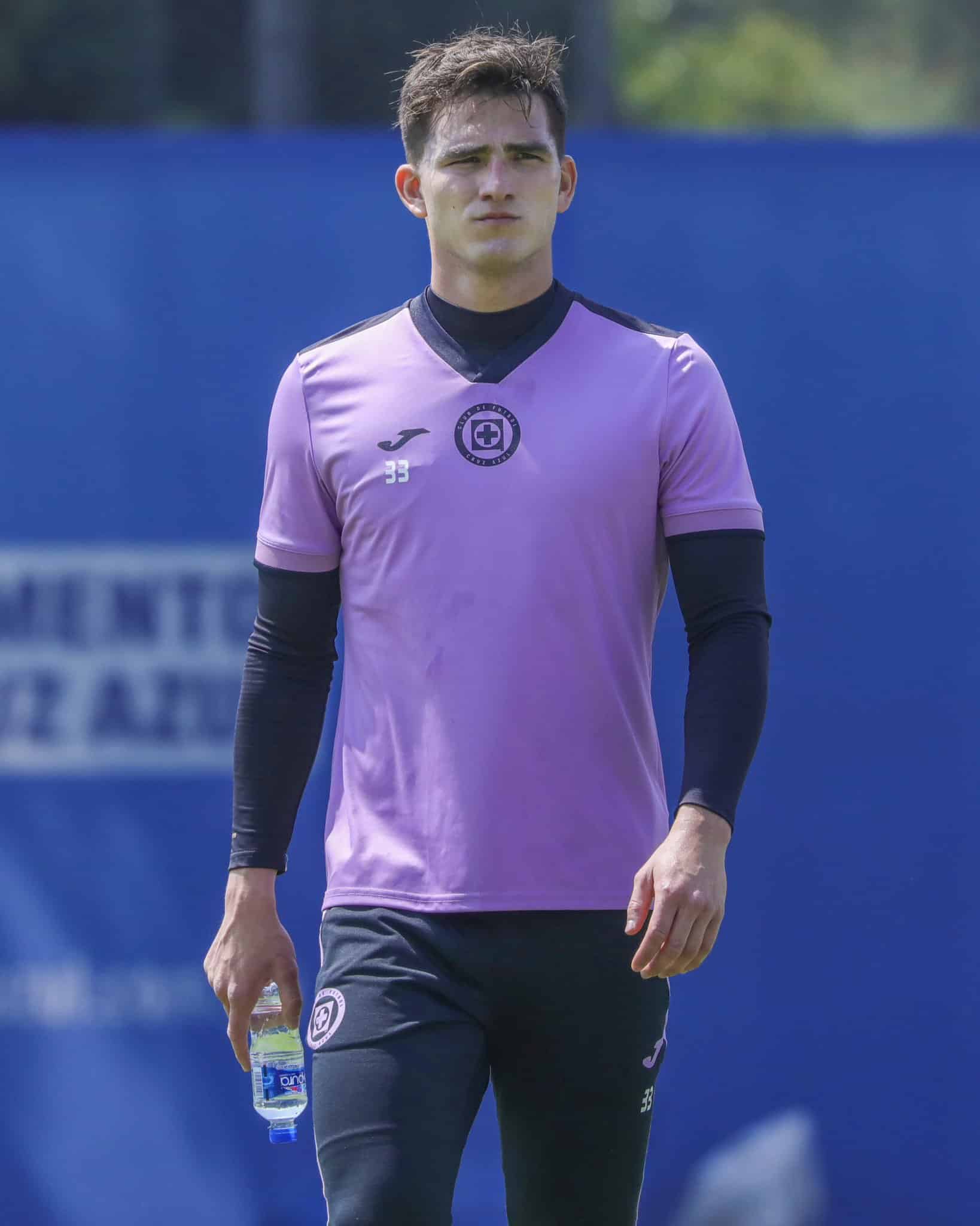 Sebastián Jurado sale del entrenamiento del Cruz Azul con un gesto de preocupación.