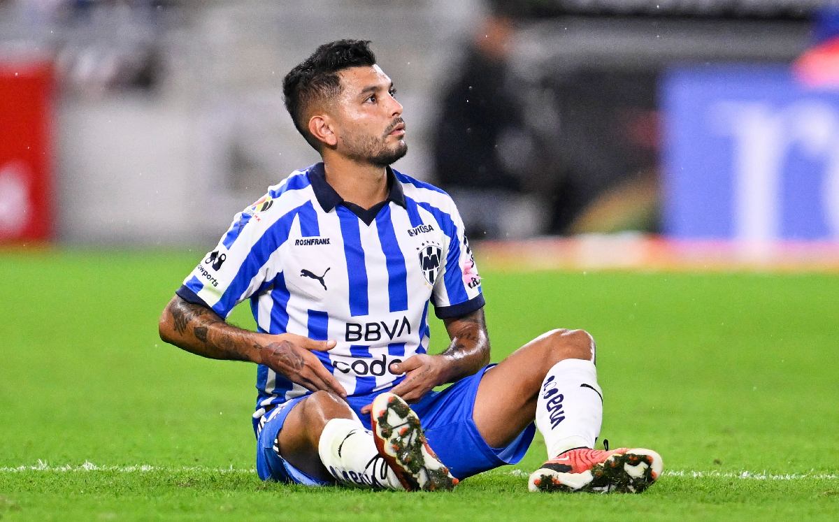 Tecatito Corona se queja de una falta con Rayados de Monterrey.