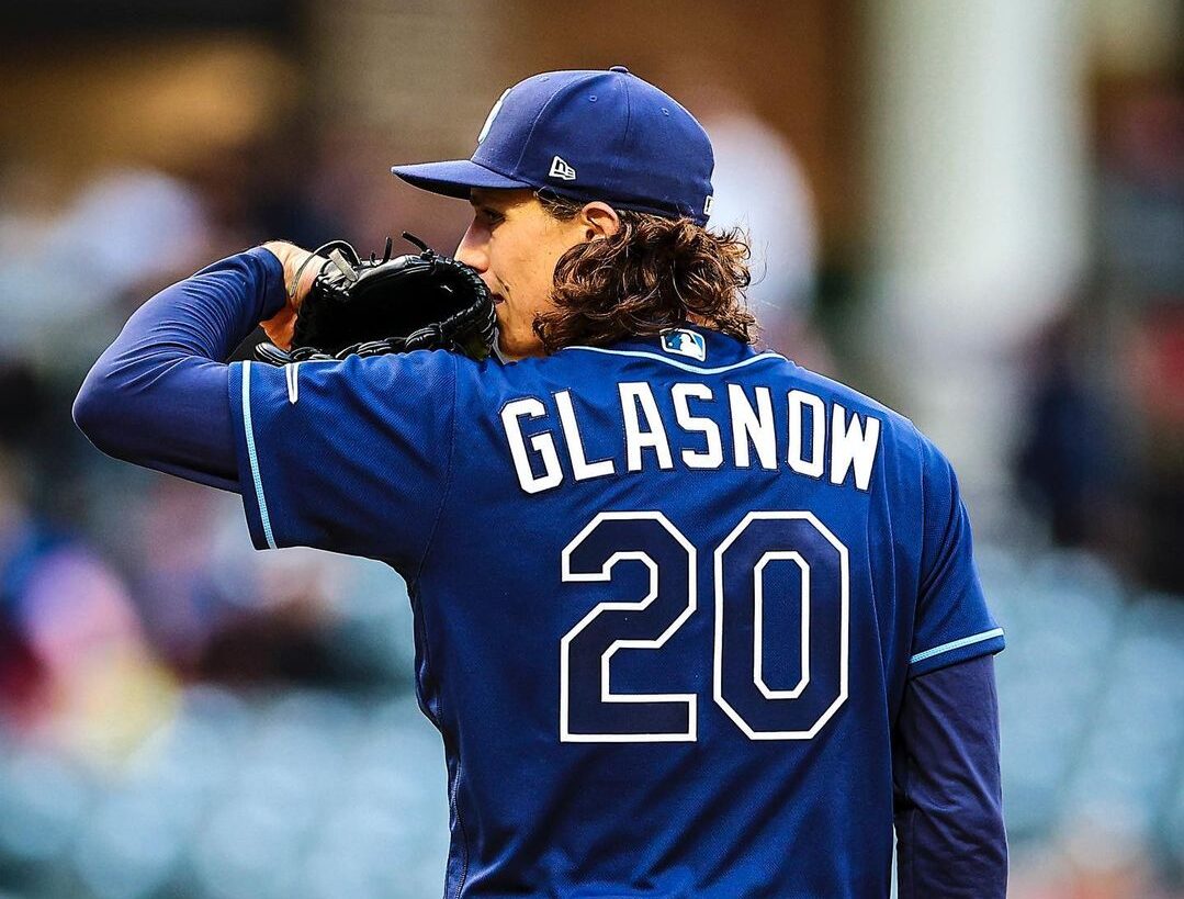 TYLER GLASNOW ANTES DE LANZAR PARA LOS TAMPA BAY RAYS