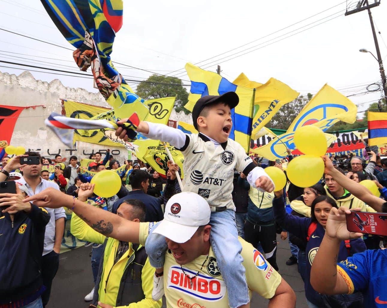 AFICIONADOS DEL AMÉRICA DESPIDEN A SU EQUIPO