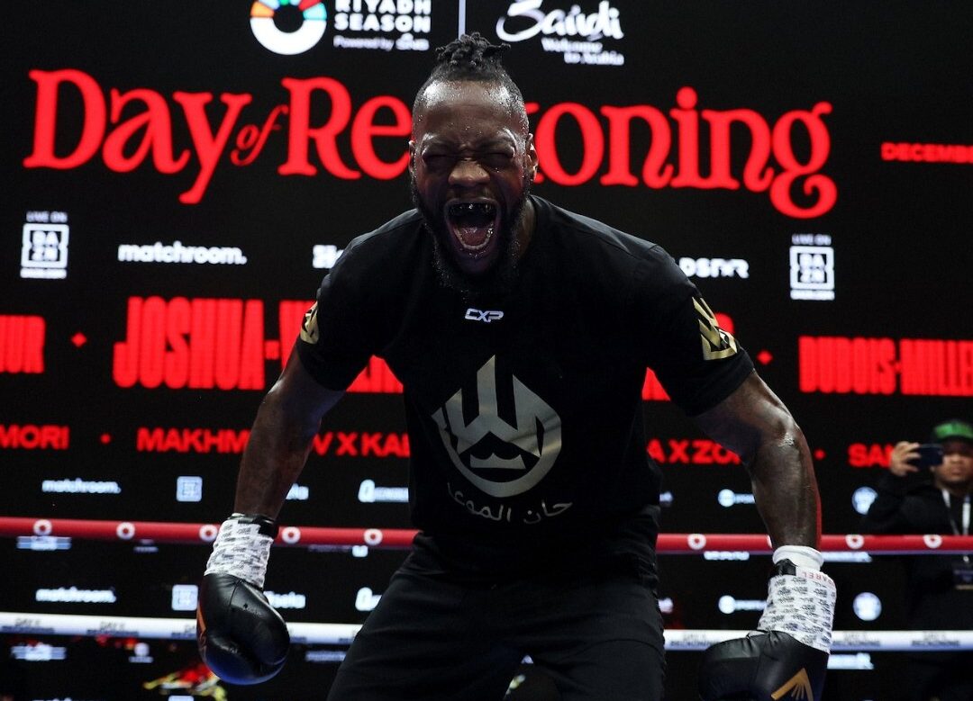 DEONTAY WILDER GRITA Y POSA PARA LA FOTO