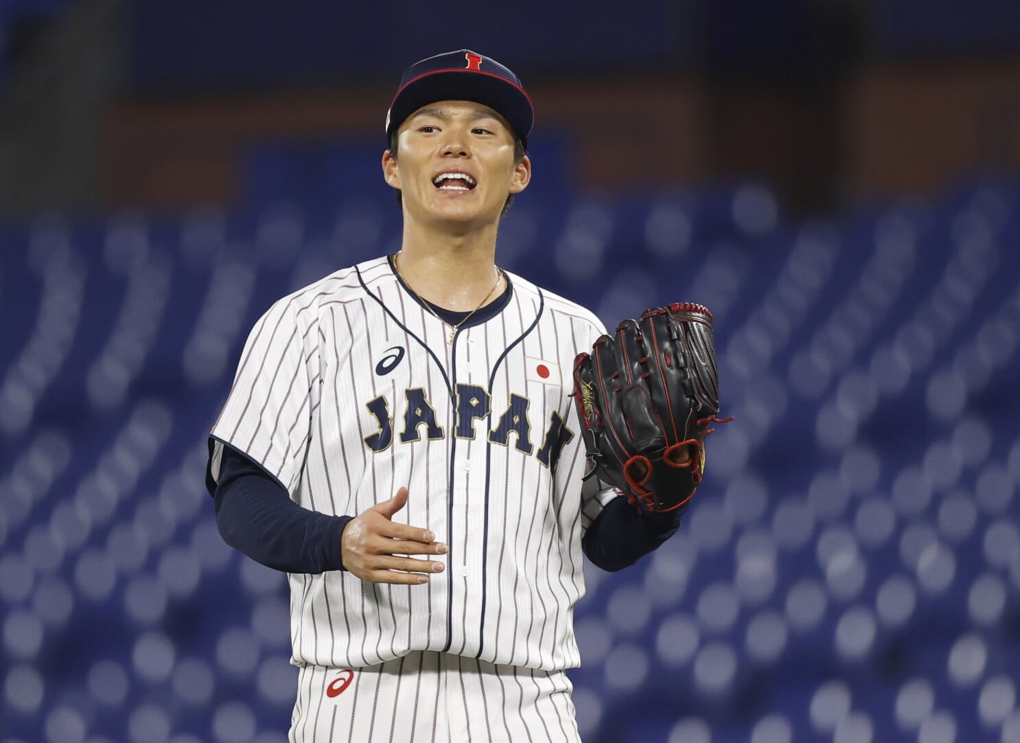 Yoshinobu Yamamoto se queja en el montículo en partido del Clásico Mundial.