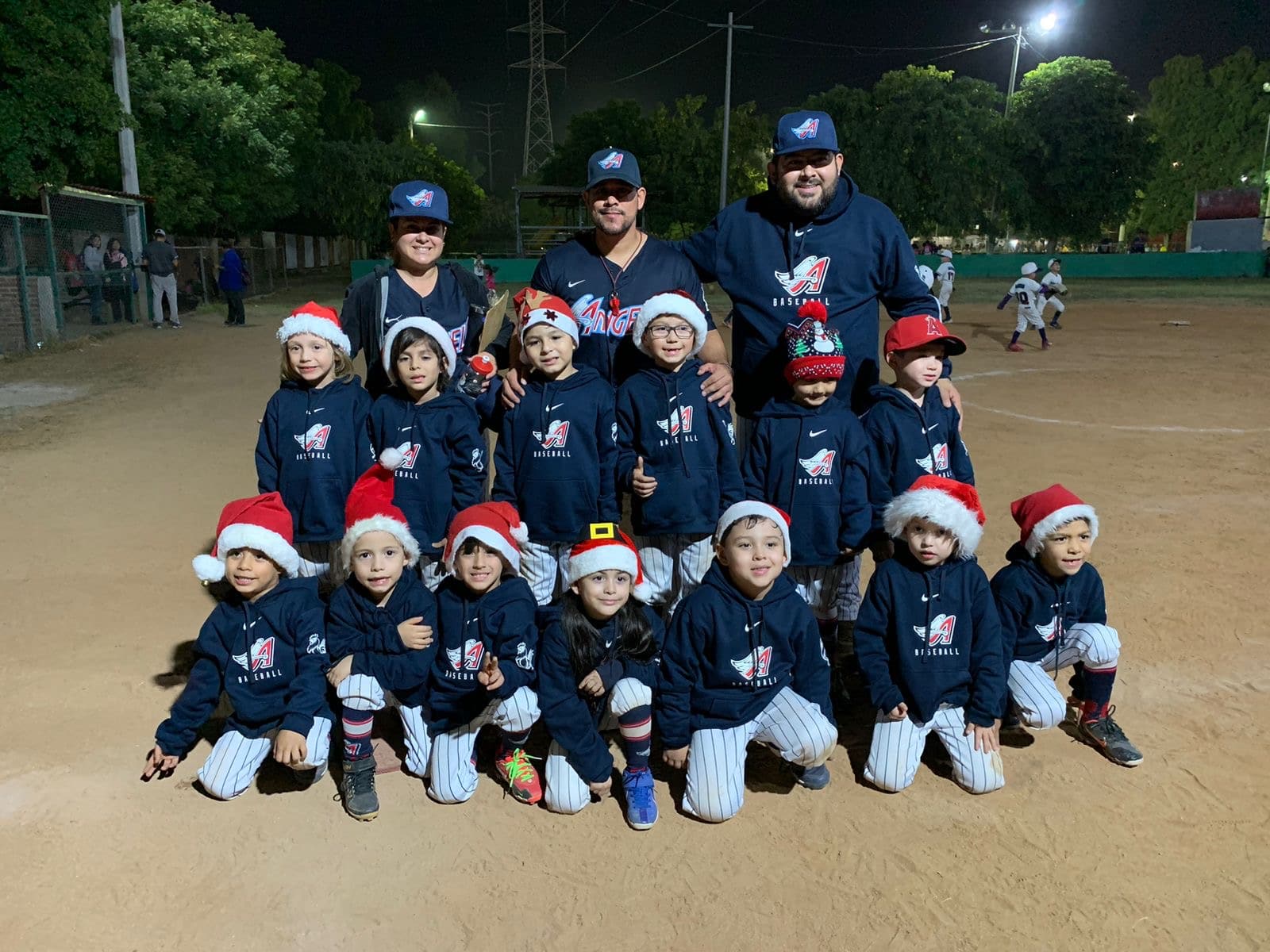 ANGELS POSAN CON SU ETIQUETA DE GANADORES