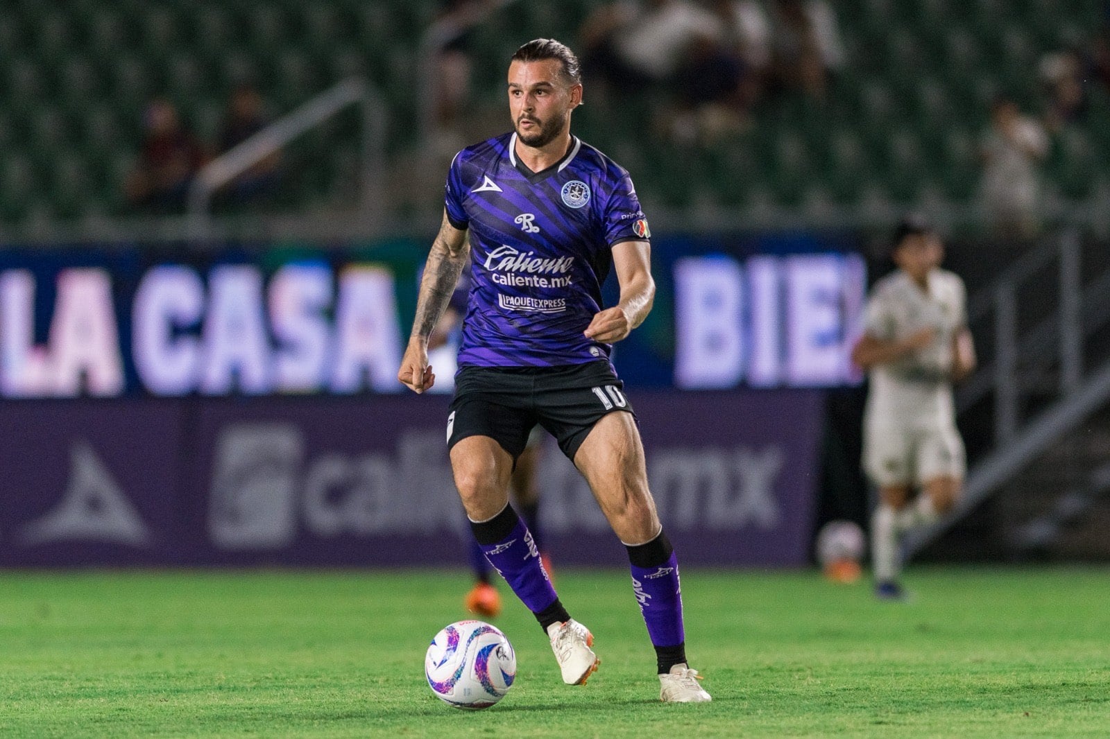 NICO BENEDETTI CONDUCE EL BALÓN