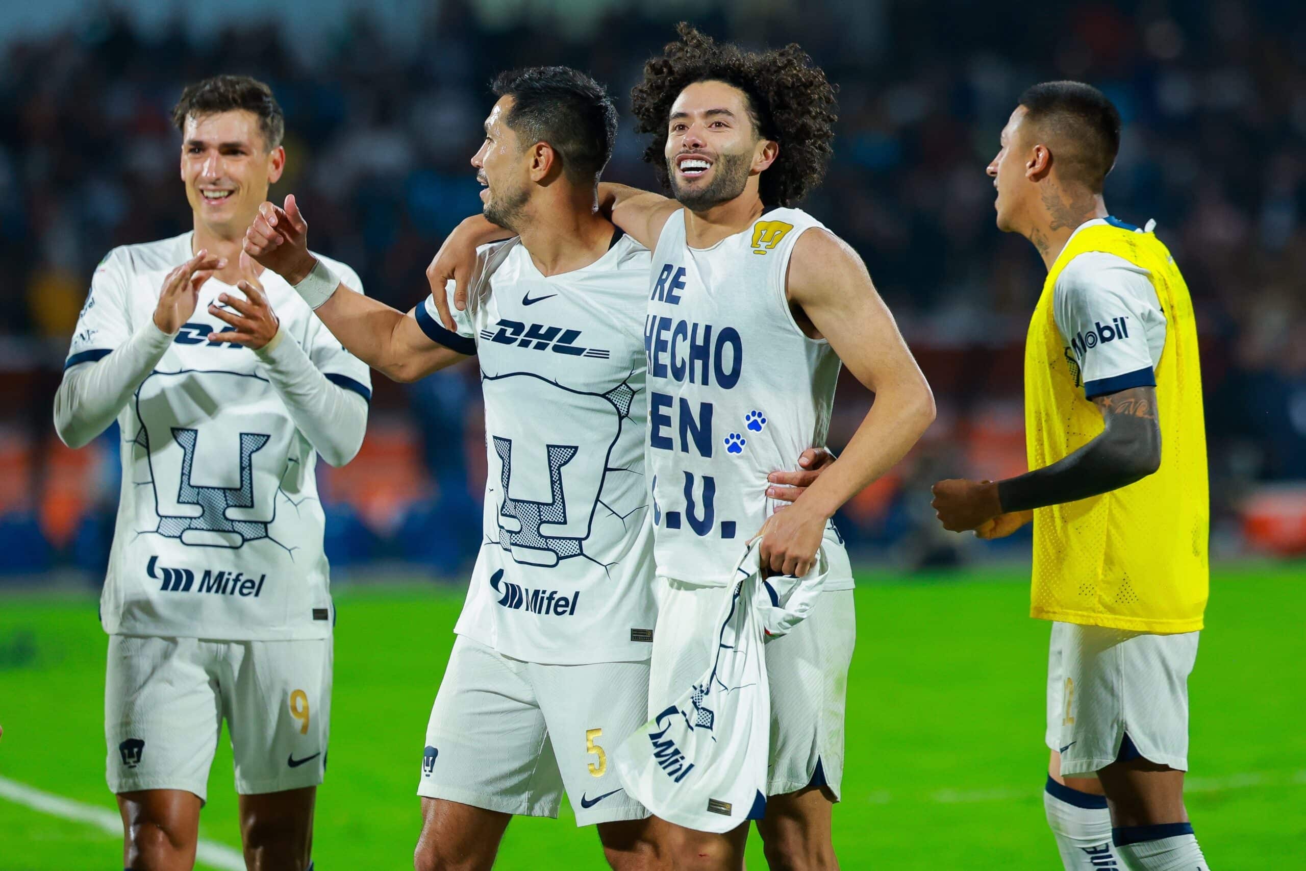 Jugadores de Pumas en festejo tras gol de César Huerta.