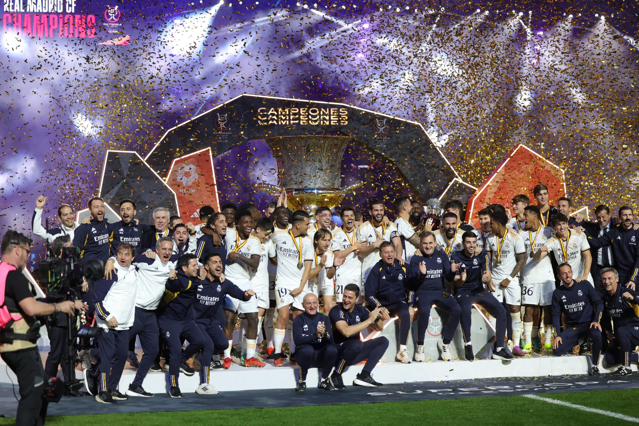 Real Madrid festeja el título de la Supercopa.