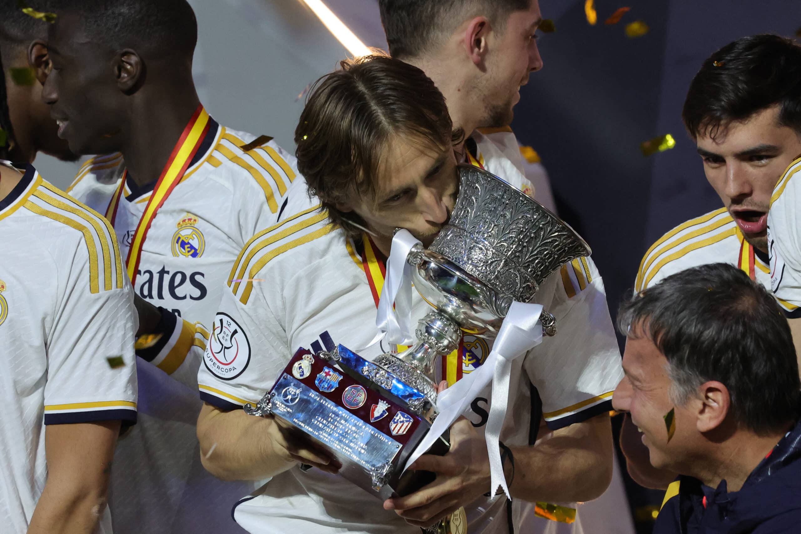 Luka Modric con el trofeo de campeón de la Supercopa.