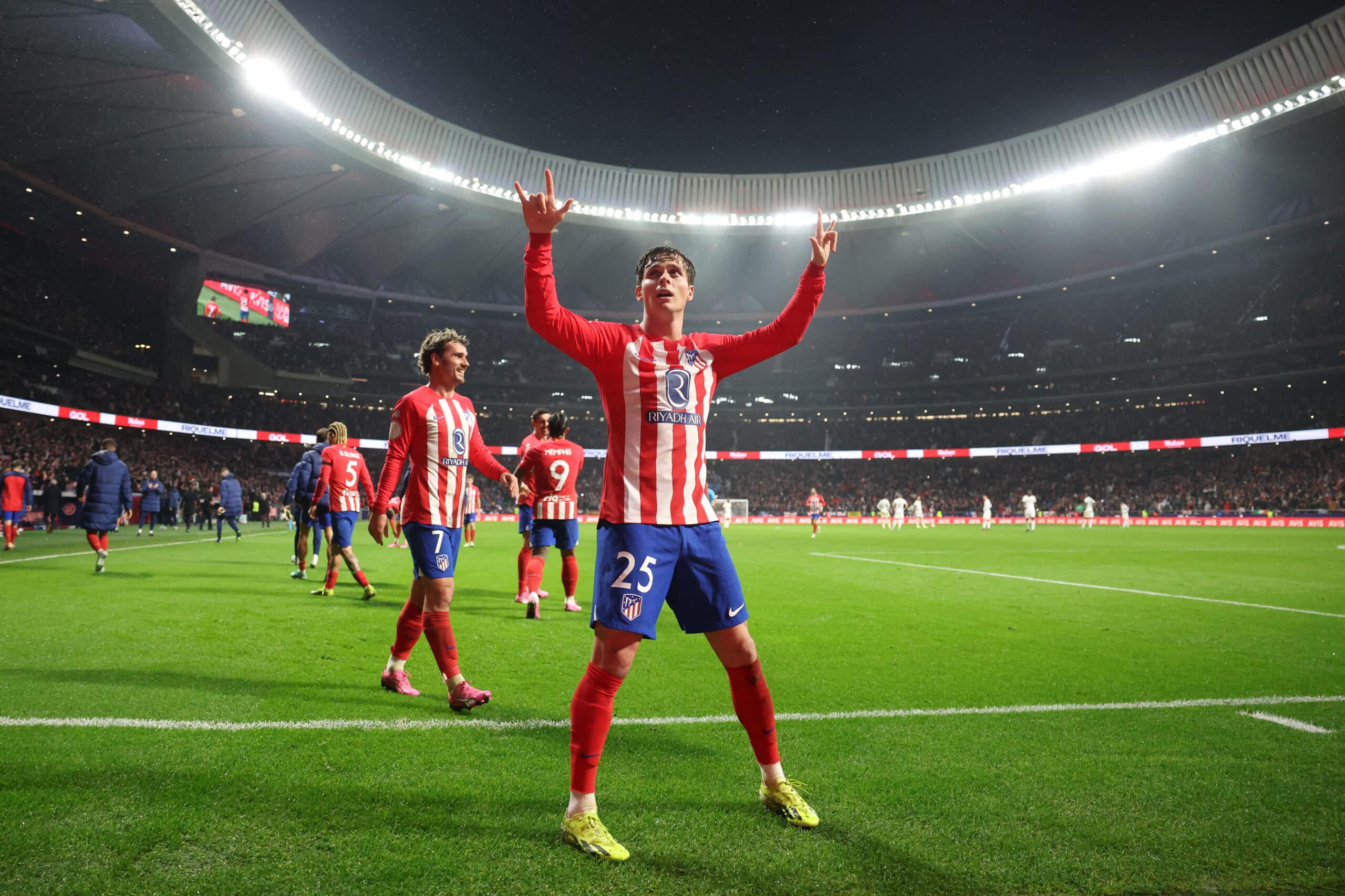Rodrigo Riquelme festeja gol con el Atlético de Madrid.