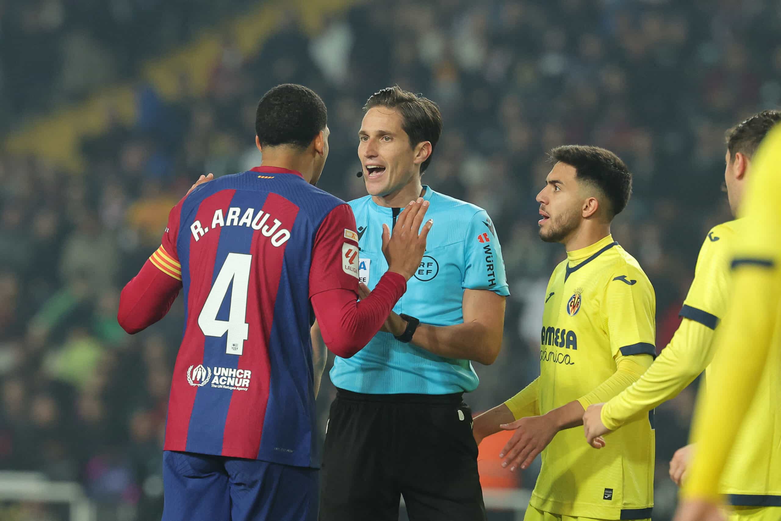 Julián Araujo discute con el árbitro en duelo ante el Villarreal de la fecha 22.