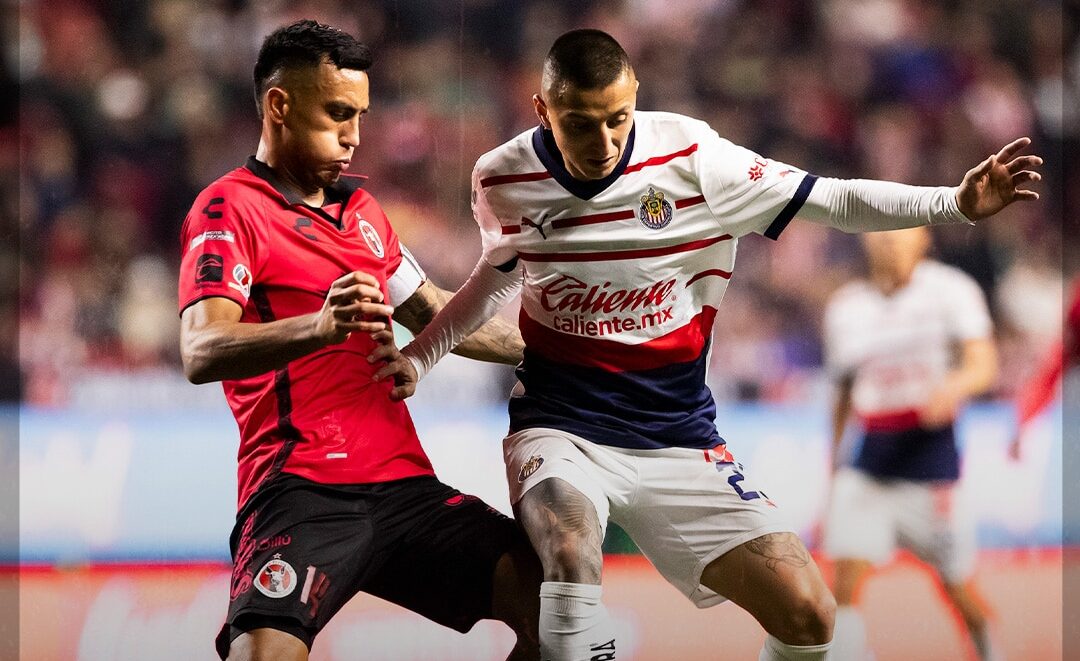 ROBERTO ALVARADO PROTEGE EL BALÓN DE LA DEFENSA DE XOLOS