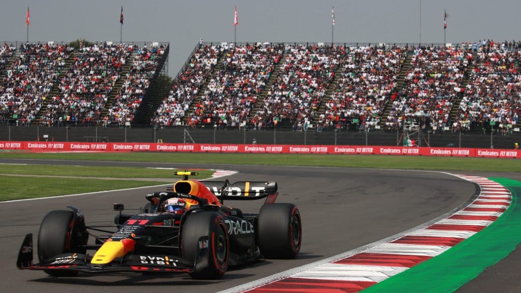 CHECO PÉREZ TOMANDO LA CURVA