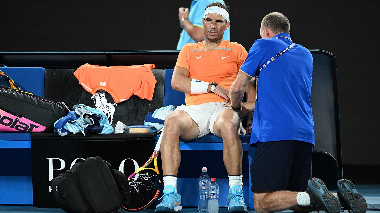 RAFA NADAL ESTA ATENDIDO POR LOS MEDICOS