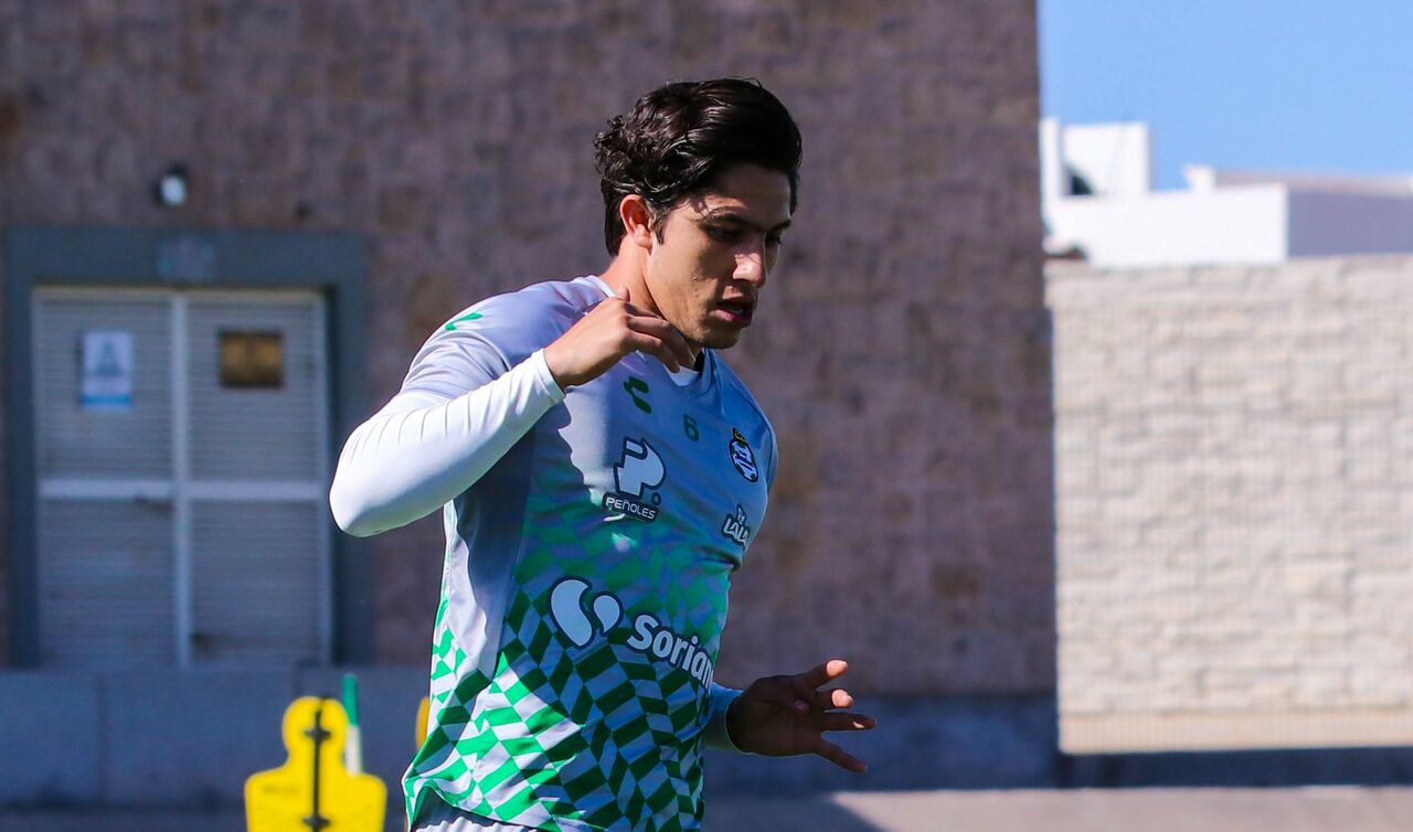 Alan Cervantes en entrenamiento con Santos Laguna.