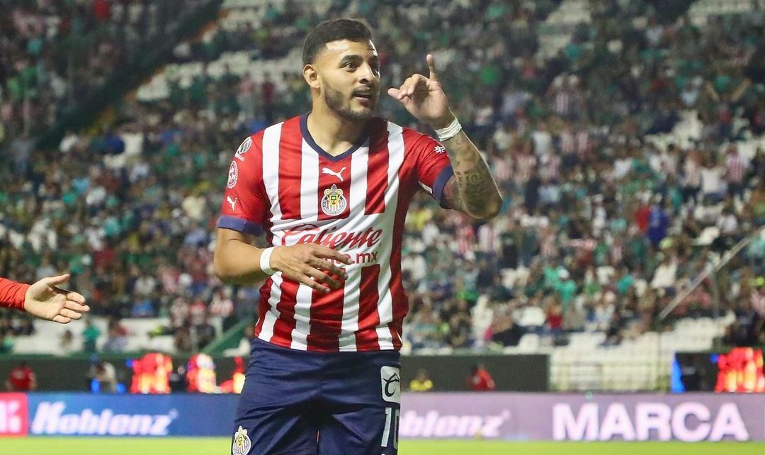 ALEXIS VEGA FESTEJA UN GOL EN SU TIEMPO CON LAS CHIVAS