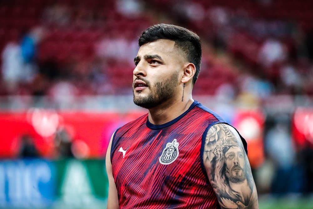 ALEXIS VEGA DURANTE UN JUEGO CON LAS CHIVAS