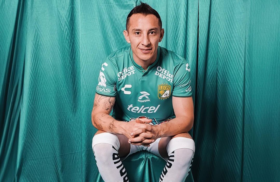 ANDRÉS GUARDADO POSA PARA LA FOTO CON EL UNIFORME DEL LEÓN