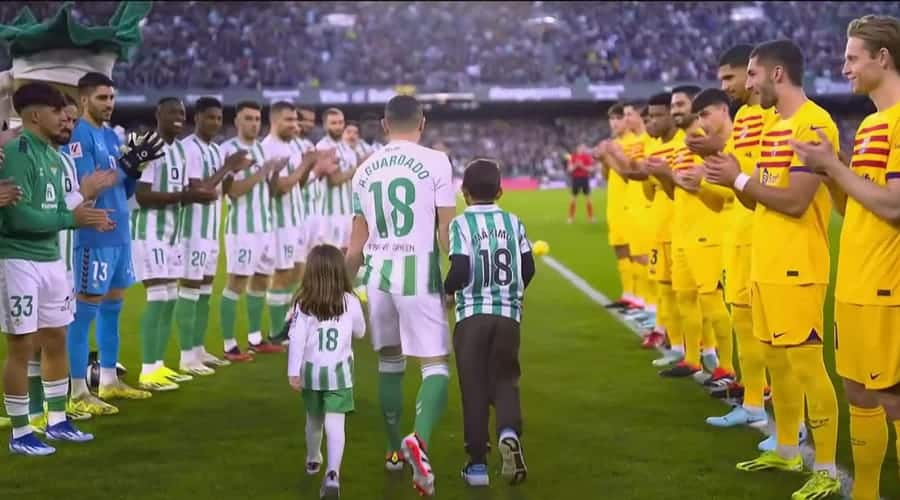 Andrés Guardado durante su homenaje con el Real Betis.