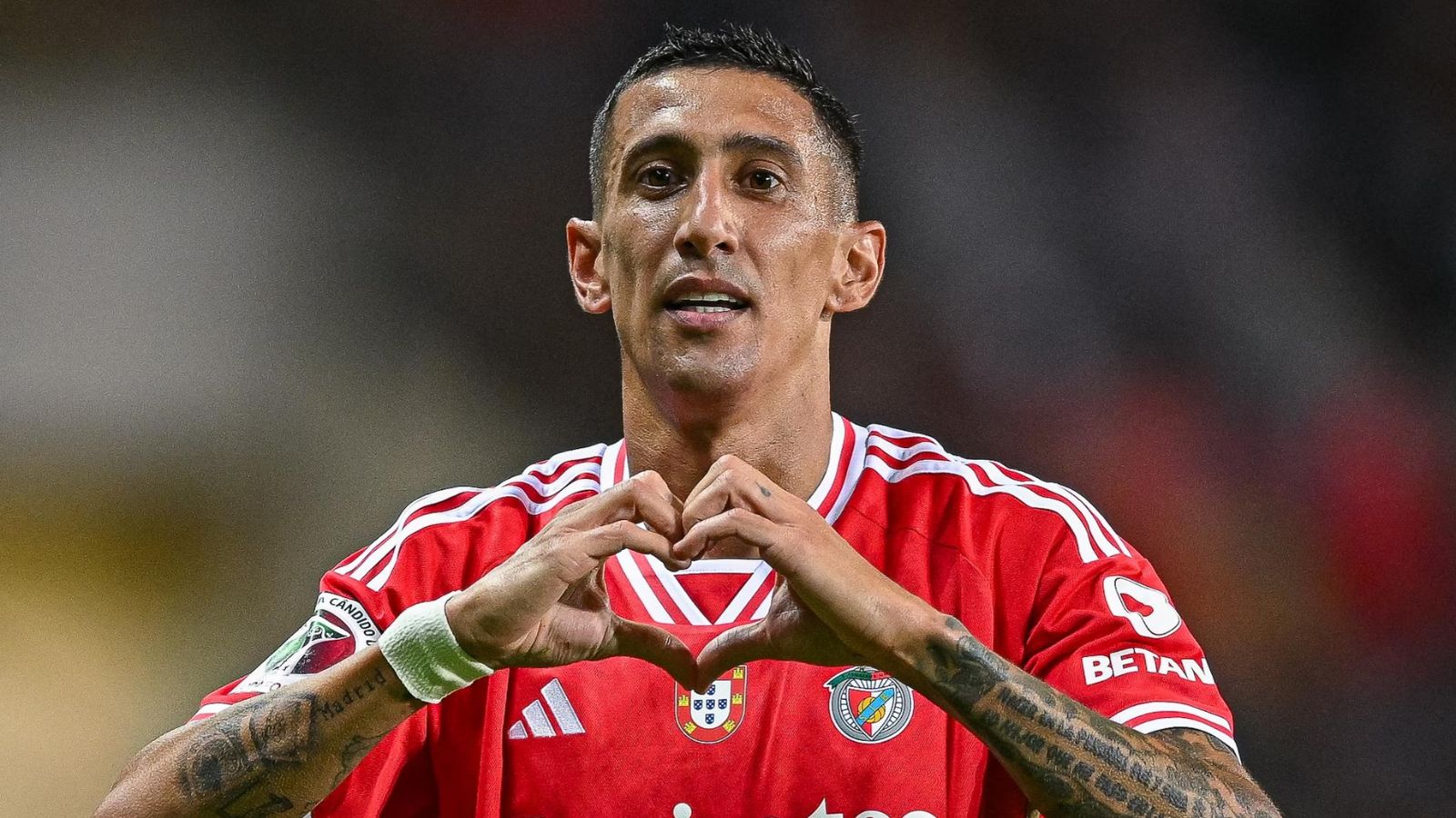 Ángel Di María en partido con el Benfica de Portugal.