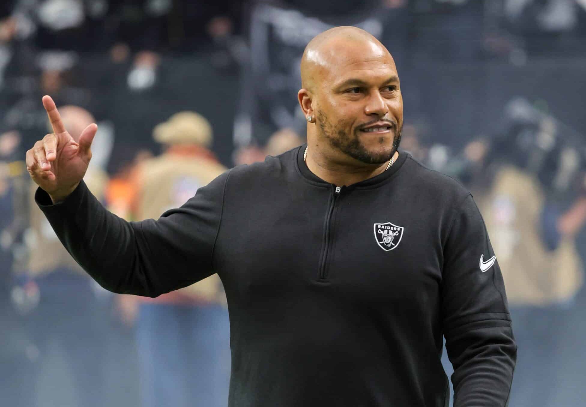 ANTONIO PIERCE CELEBRA DURANTE UN JUEGO CON LOS RAIDERS