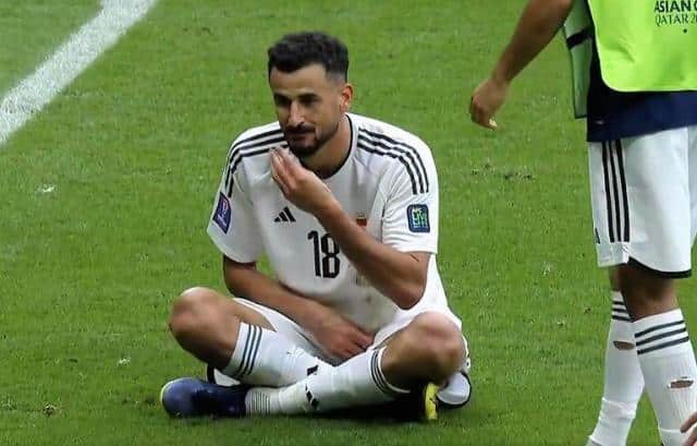 Aymen Hussein comiendo pasto tras festejo de un gol.