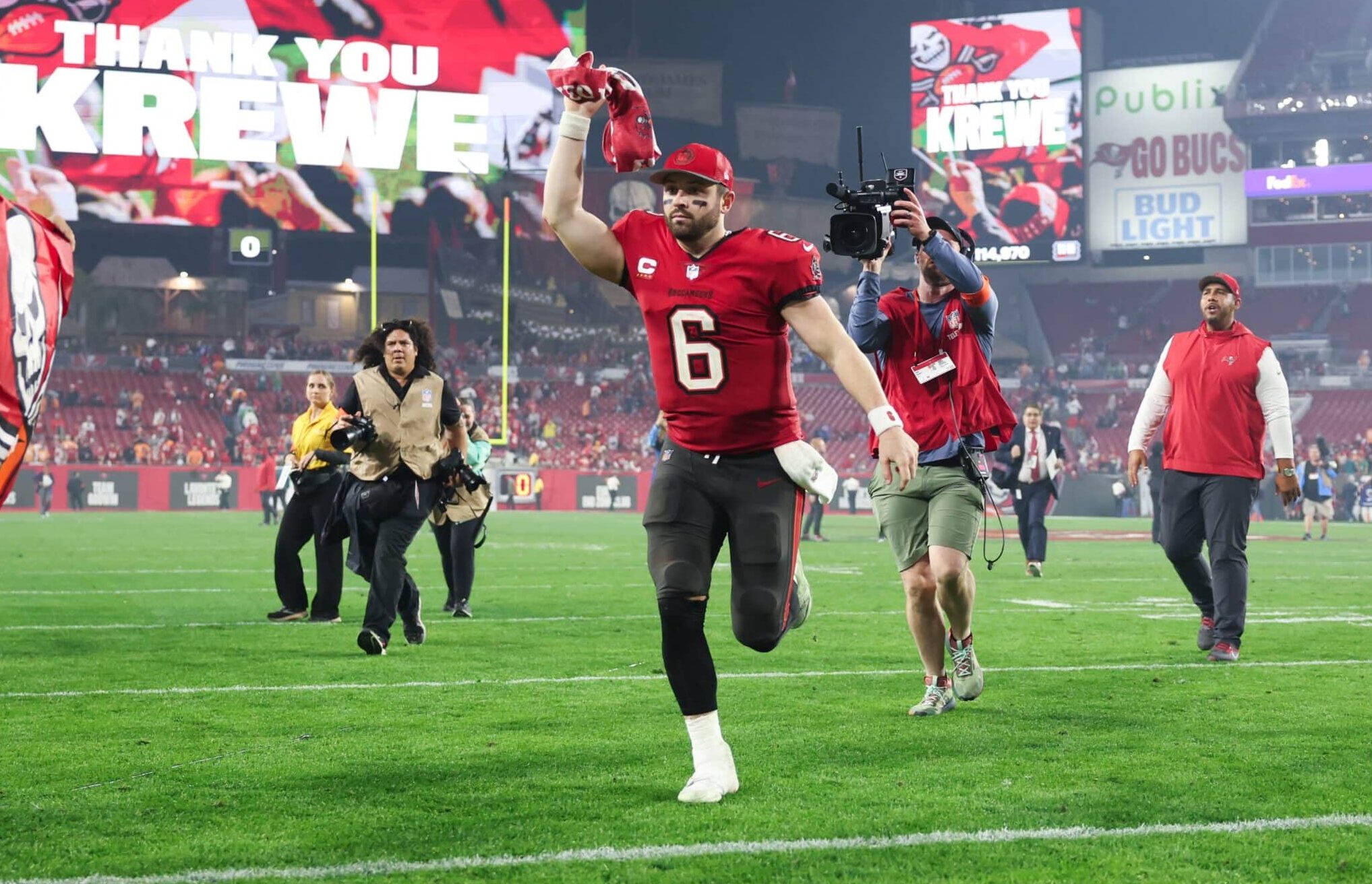 BAKER MAYFIELD CELEBRA EL TRIUNFO DE LOS BUCCANEERS SOBRE LOS EAGLES