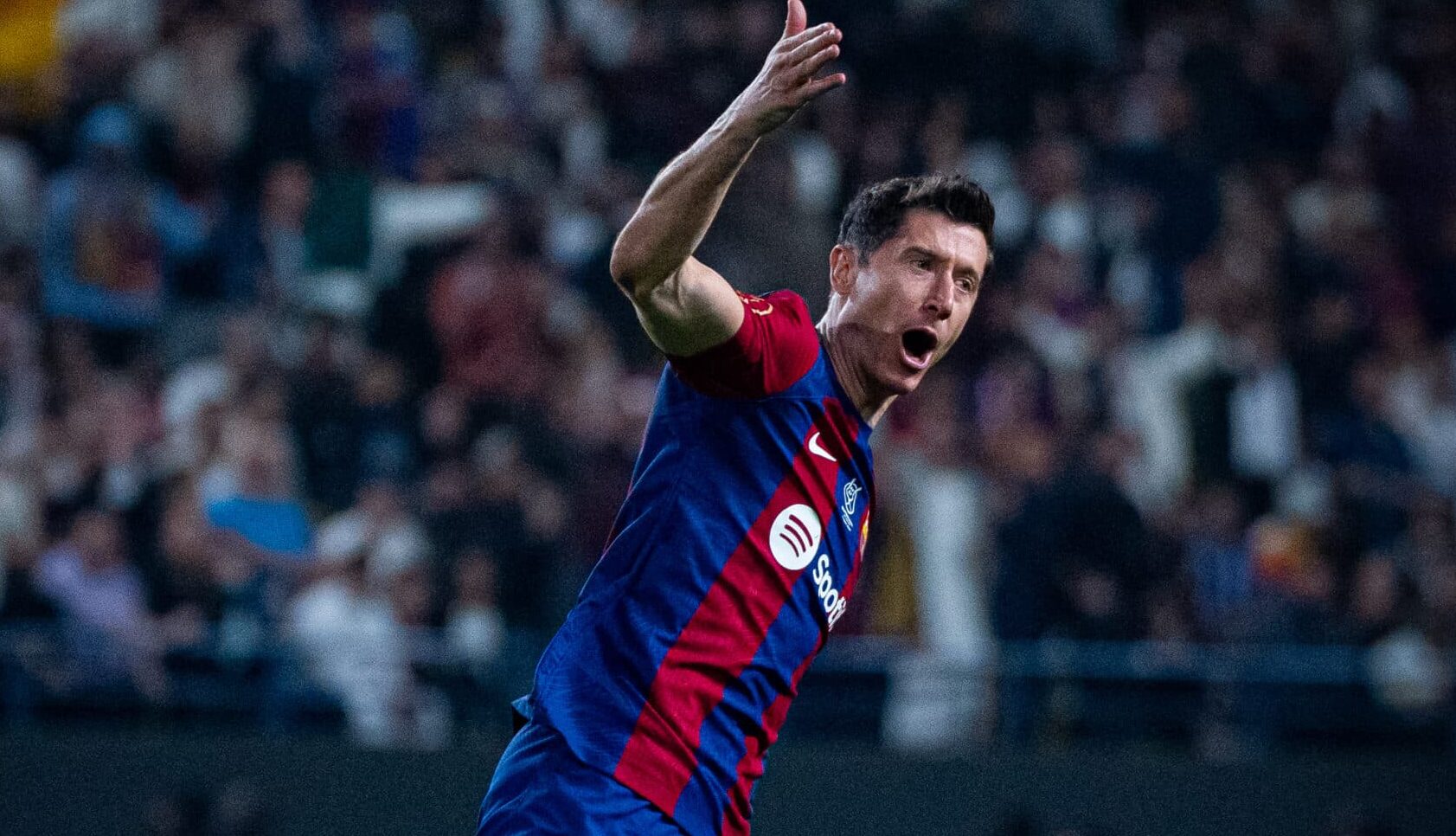 ROBERT LEWANDOWSKI CELEBRA UN GOL CON EL BARCELONA