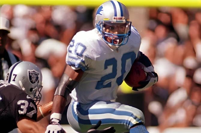 BARRY SANDERS ELUDE A UN RIVAL EN UN PARTIDO CON LOS LIONS EN LA NFL