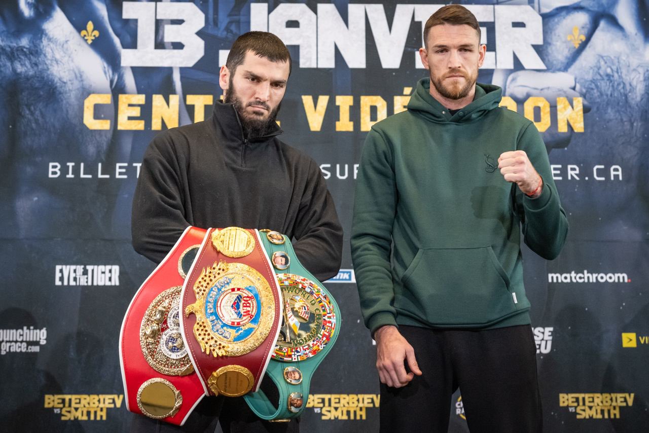 ARTUR BETERBIEV A LA IZQUIERDA, Y CALLUM SMITH A LA DERECHA LUEGO DE LA CONFERENCIA DE PRENSA