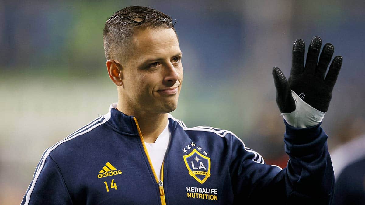 'Chicharito' Hernández saluda a los aficionados del LA Galaxy.