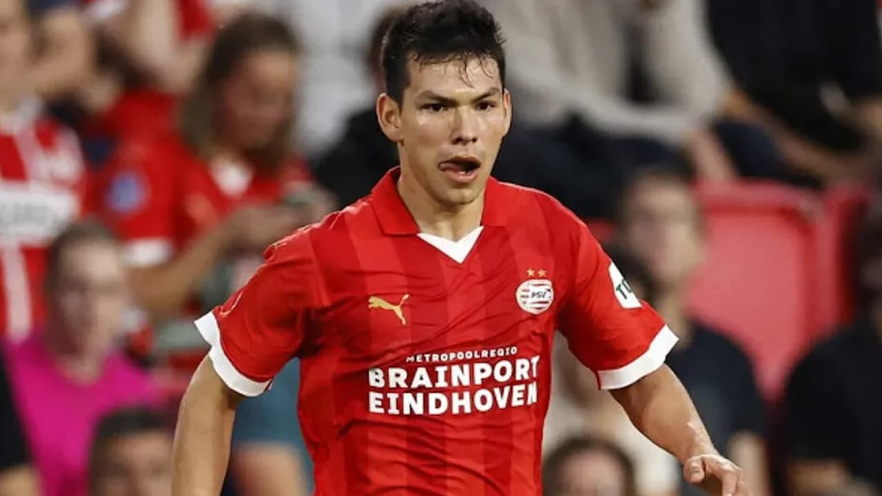 Hirving Lozano en partido con el PSV en la Eredivisie.