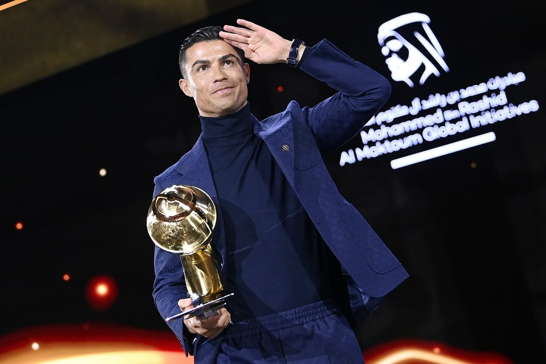 CRISTIANO RONALDO CELEBRA CON UNO DE SUS TROFEOS EN LOS GOLDEN SOCCER AWARDS