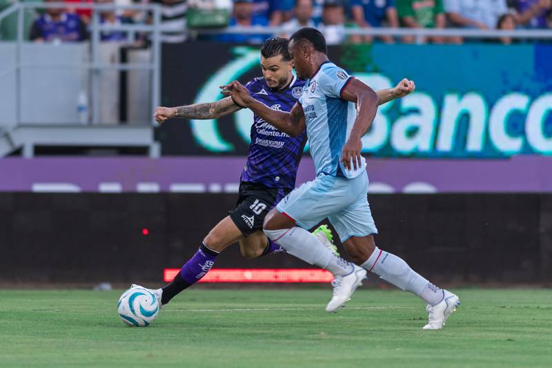 JUGADORES DE MAZATLÁN Y CRUZ AZUL PELEAN EL BALÓN