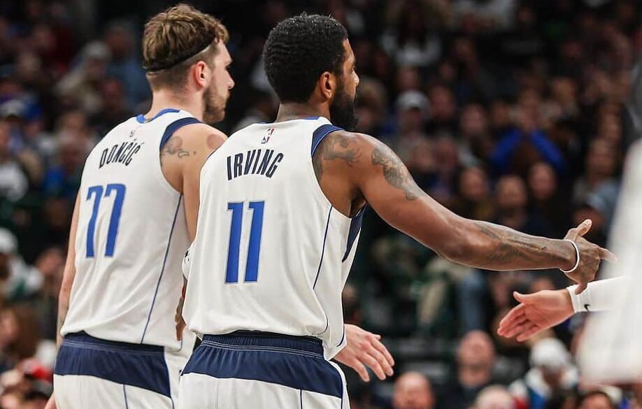 LUKA DONCIC Y KYRIE IRVING FESTEJAN EN UN PARTIDO DE LOS MAVERICKS