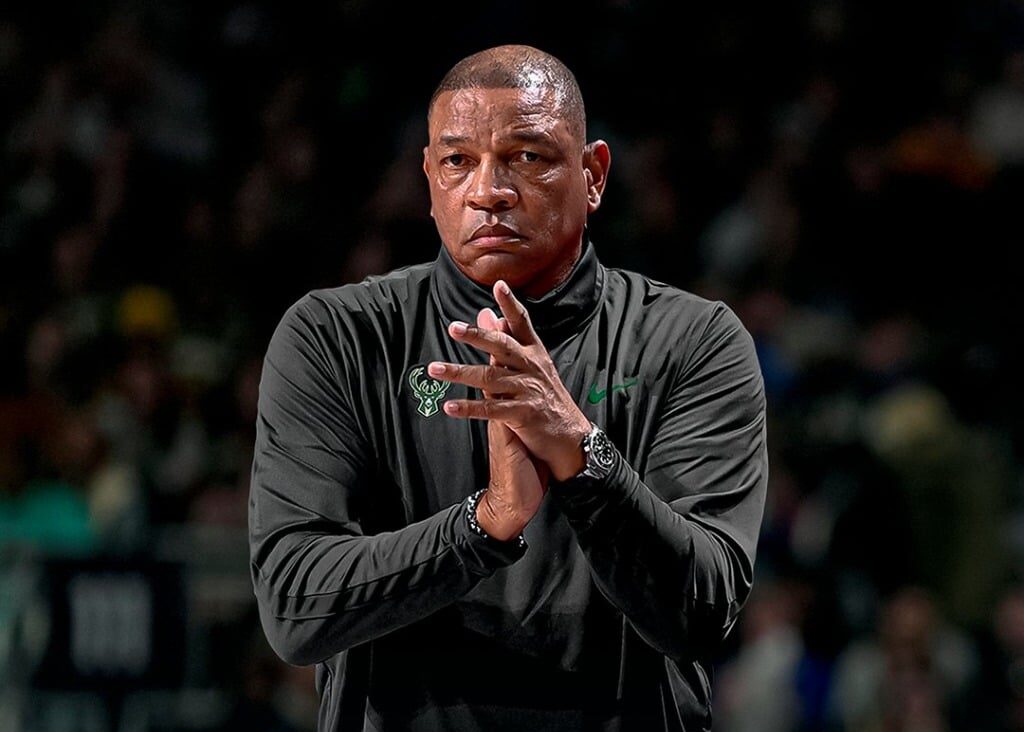 DOC RIVERS DURANTE UN PARTIDO DE LA NBA DIRIGIENDO