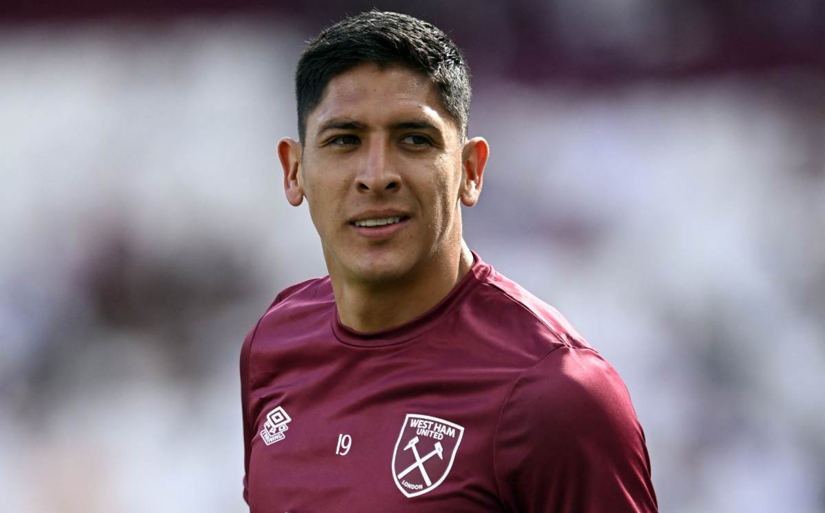 Edson Álvarez en entrenamiento del West Ham United.