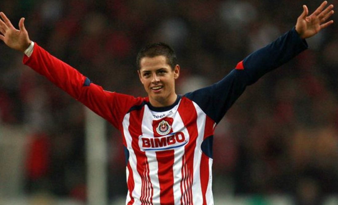 JAVIER HERNANDEZ CON LA CAMISETA DE CHIVAS