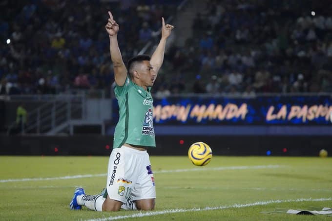 MENA CELEBRA EL GOL DEL EMPATE