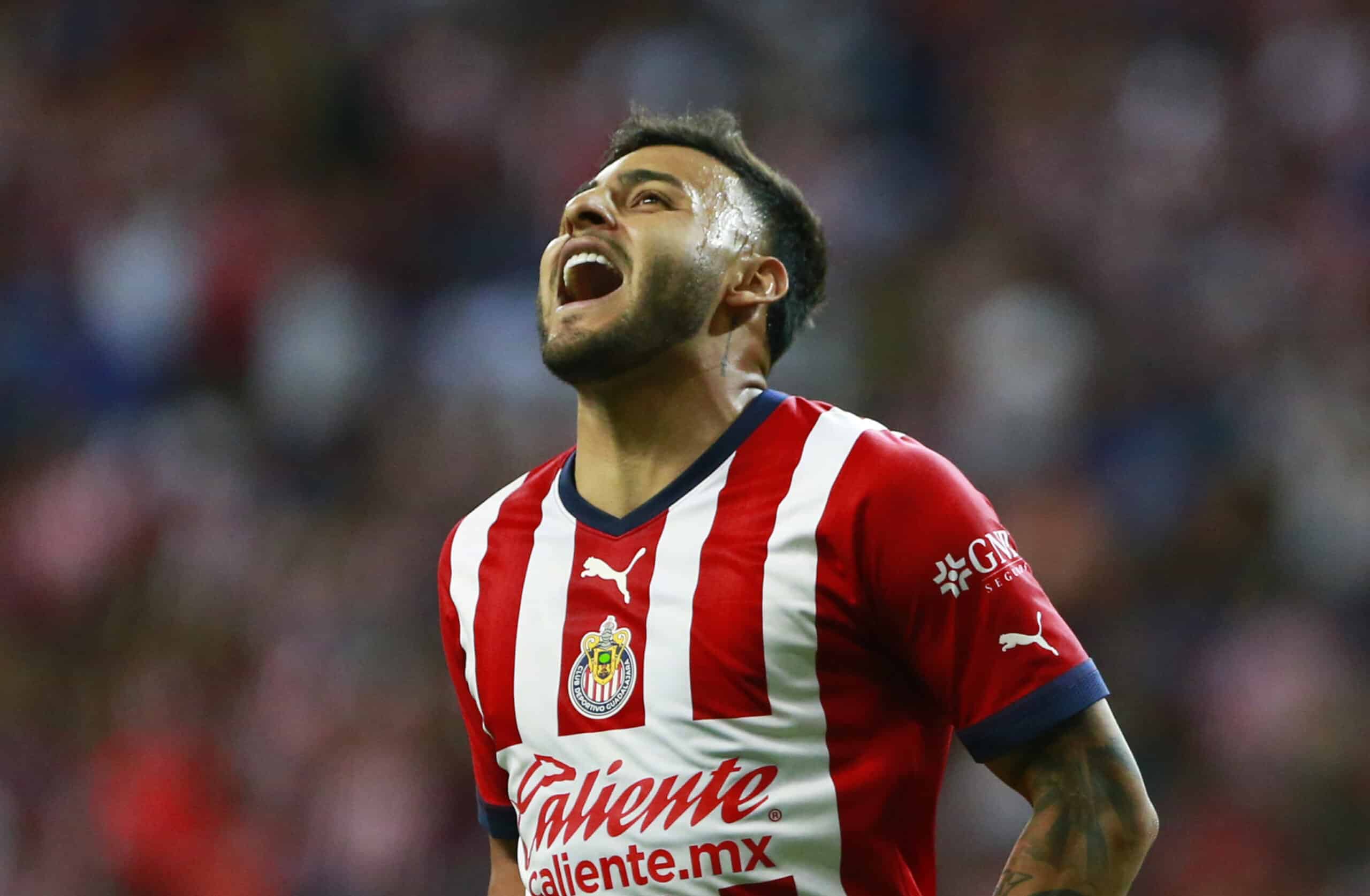 Alexis Vega se lamenta en partido de Chivas en rol regular del AP2023.