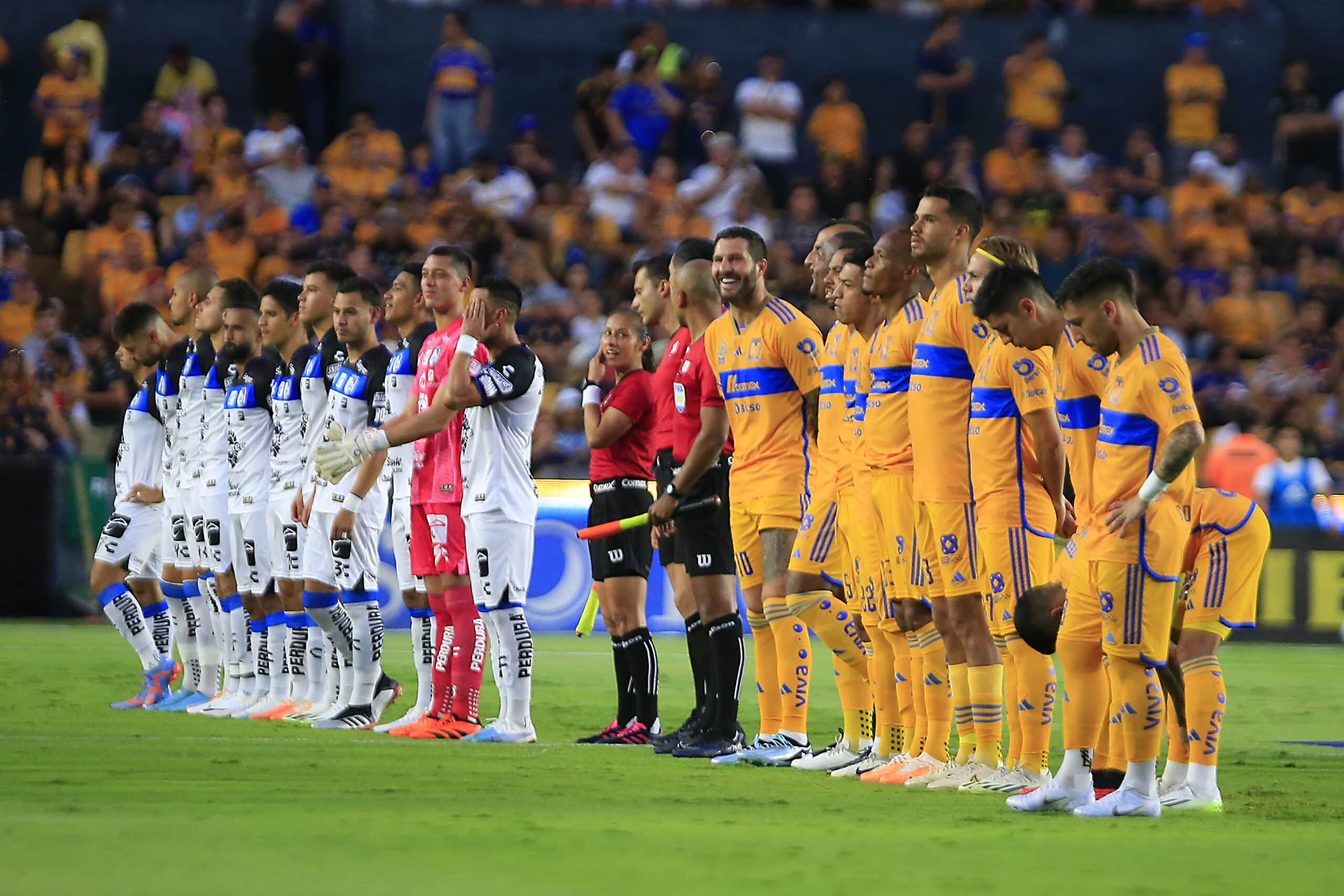 Jugadores del Tigres y Querétaro en la ceremonia previa durante la Jornada 7 del Torneo Apertura 2023.