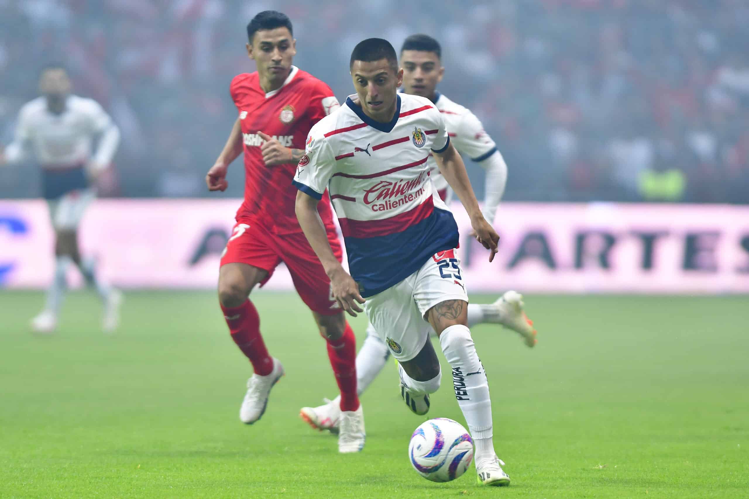 Roberto Alvarado del Chivas durante el juego de la jornada 10 del Torneo Apertura 2023.