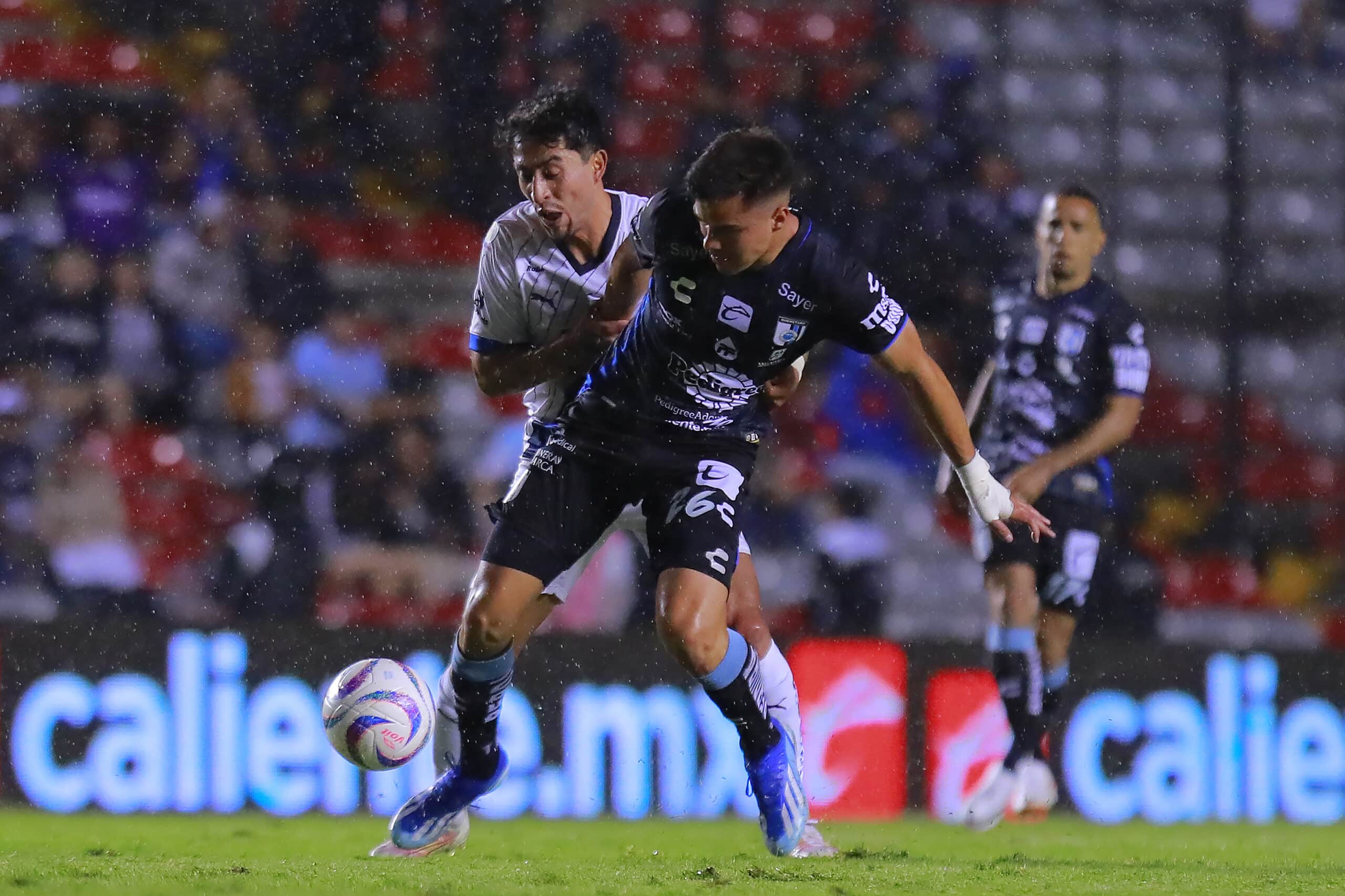 Omar Govea y Ettson Ayón disputan el balón durante el juego de la jornada 17 del Torneo Apertura 2023.