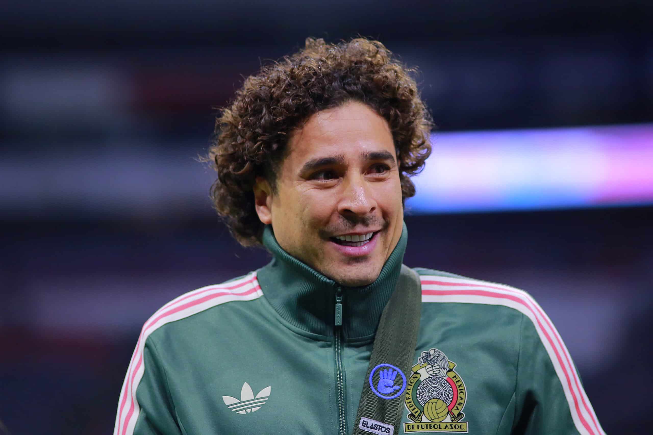 Guillermo Ochoa llega al estadio Azteca con la Selección Mexicana.